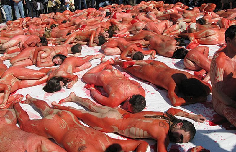 Desnudo masivo contra la masacre de focas