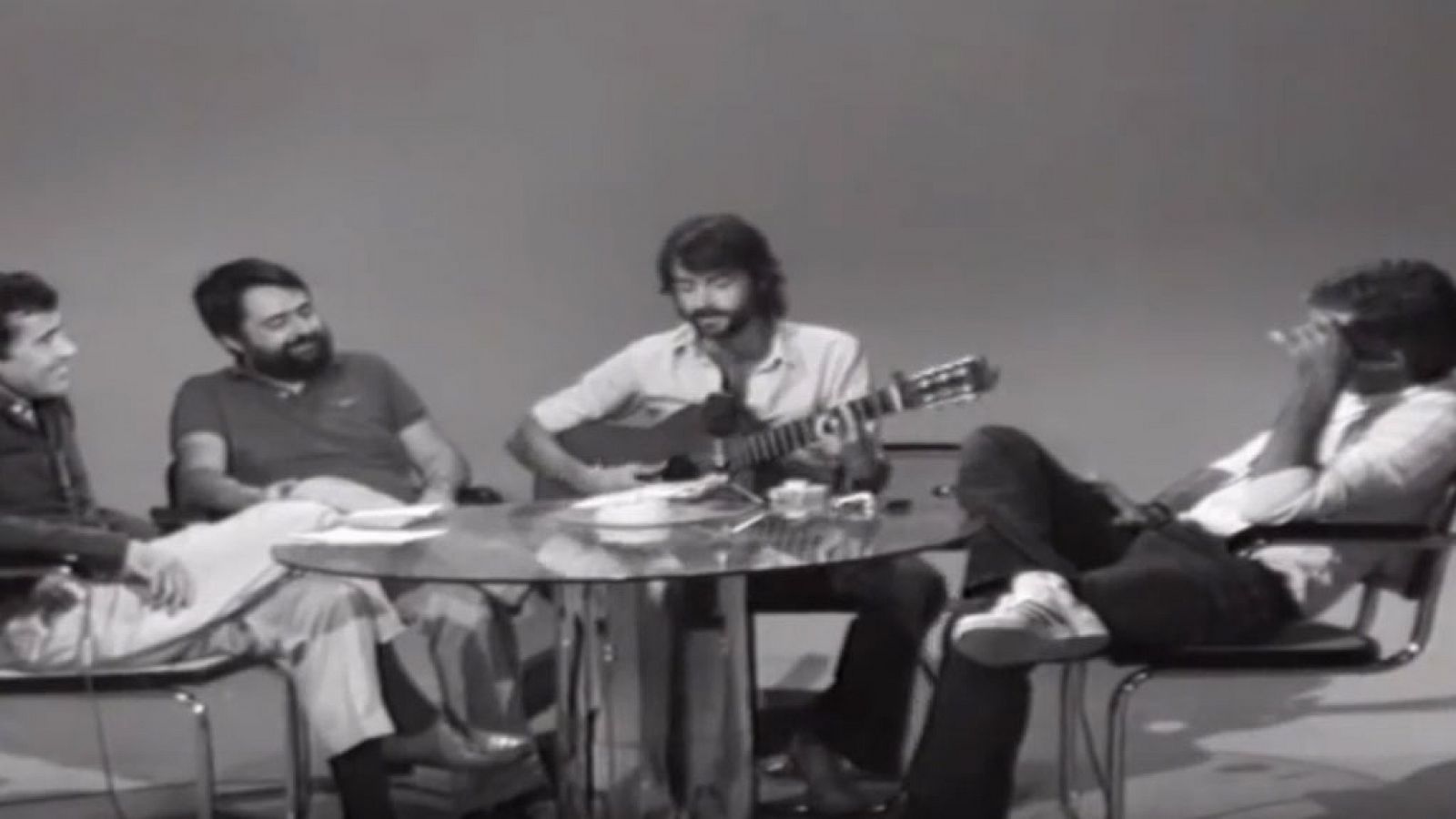 Aute le canta a Forges un pasodoble en 'Encuentros con las artes y las letras' (1976)