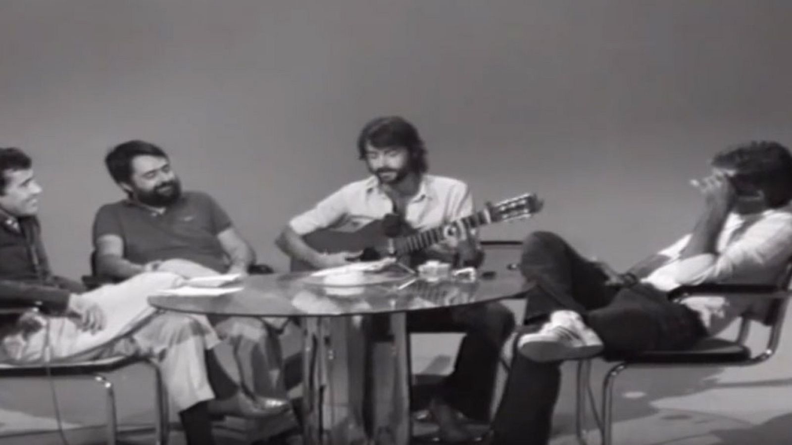 Aute le canta a Forges un pasodoble en 'Encuentros con las artes y las letras' (1976) 
