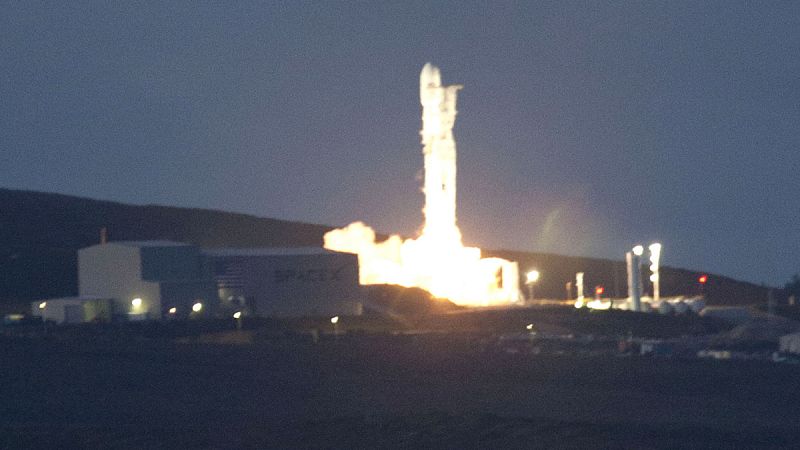  Paz, el primer satélite español de observación de la Tierra, despegó hoy con éxito desde la base aérea militar de Vandenberg (California, EE.UU.) a bordo de un cohete Falcon 9 de la compañía SpaceX para iniciar una misión con fines tanto militares como civiles.
