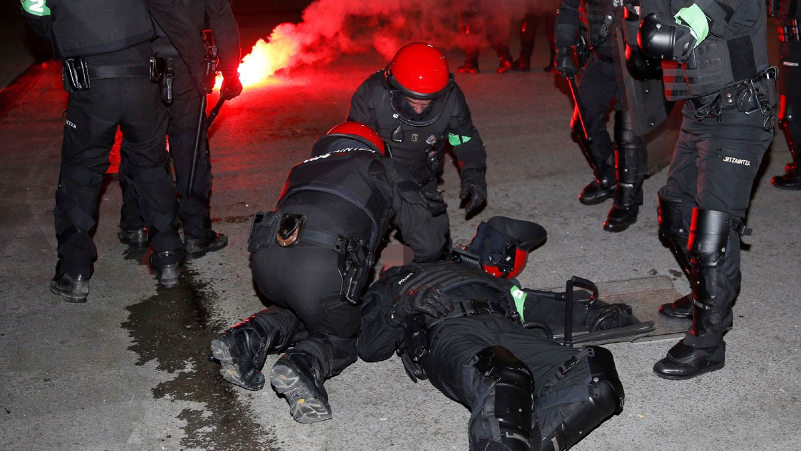 Muere un ertzaina tras los enfrentamientos entre radicales del Athletic y el Spartak | Ver