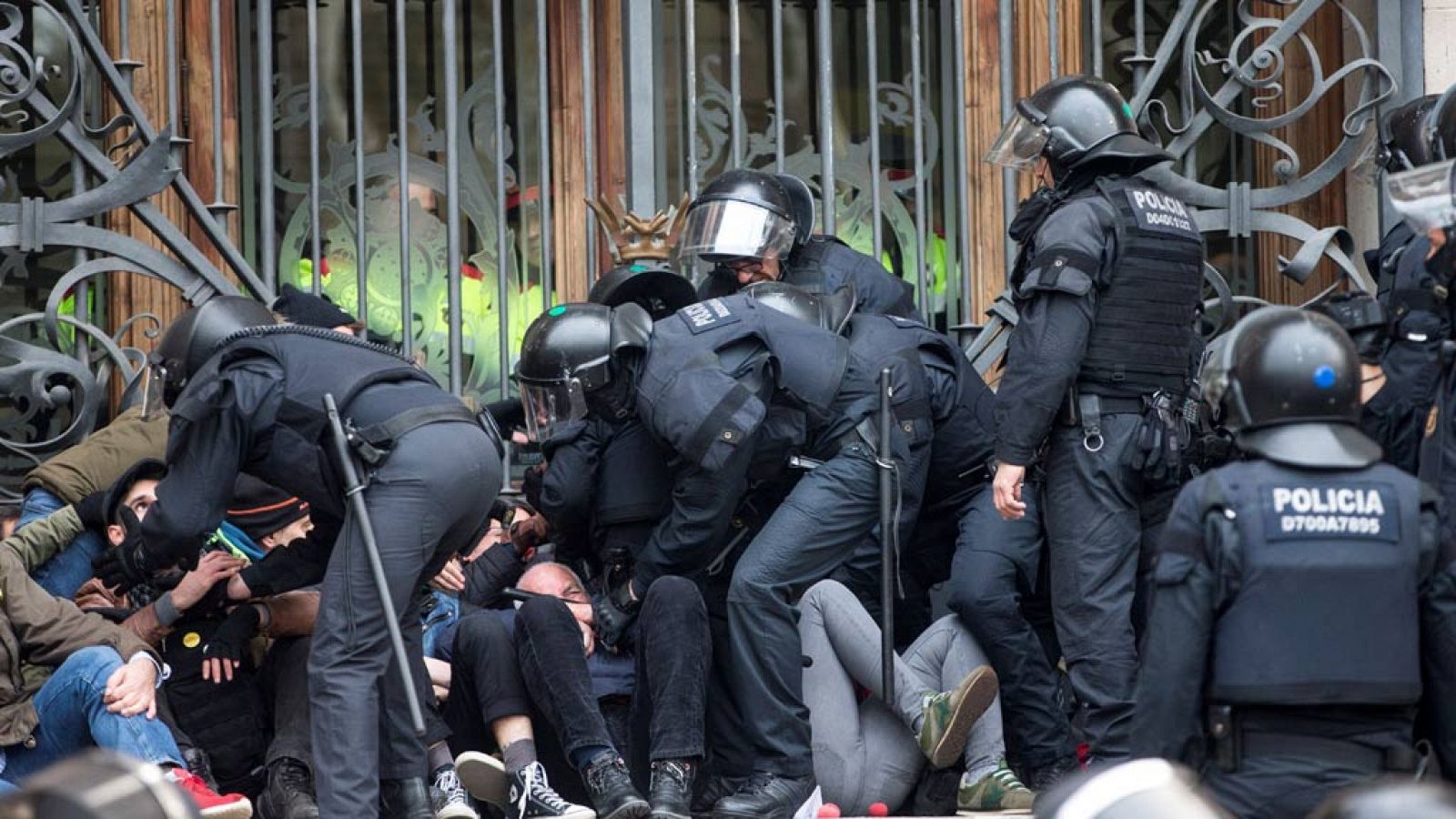 Informativo 24h: Detenidos doce activistas por bloquear el acceso al TSJC en Barcelona | RTVE Play