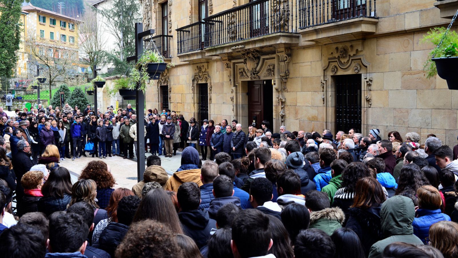 Telediario 1: Ermua llora la muerte del ertzaina fallecido | RTVE Play