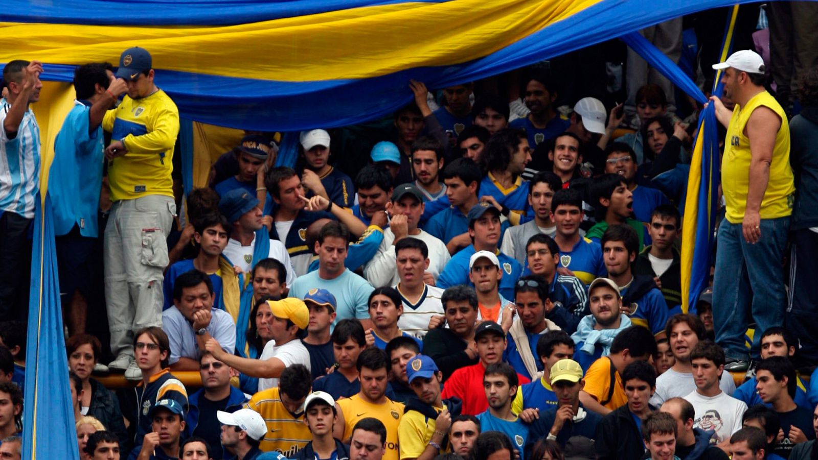 Algunos de los hinchas más radicales de Argentina estarían planeando viajar al Mundial de Rusia aliados con sus 'colegas' rusos, lo que aumenta la preocupación por la seguridad en el torneo.