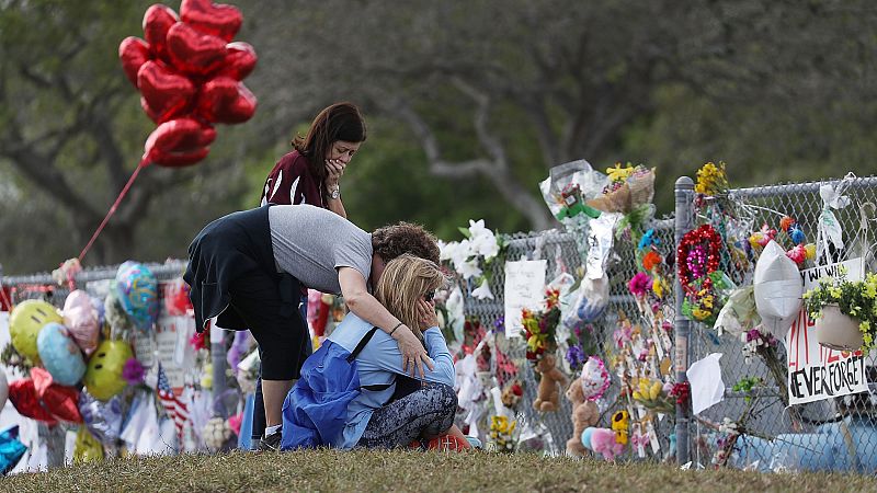 Florida suspende de empleo y sueldo al policía que no detuvo la matanza en Parkland