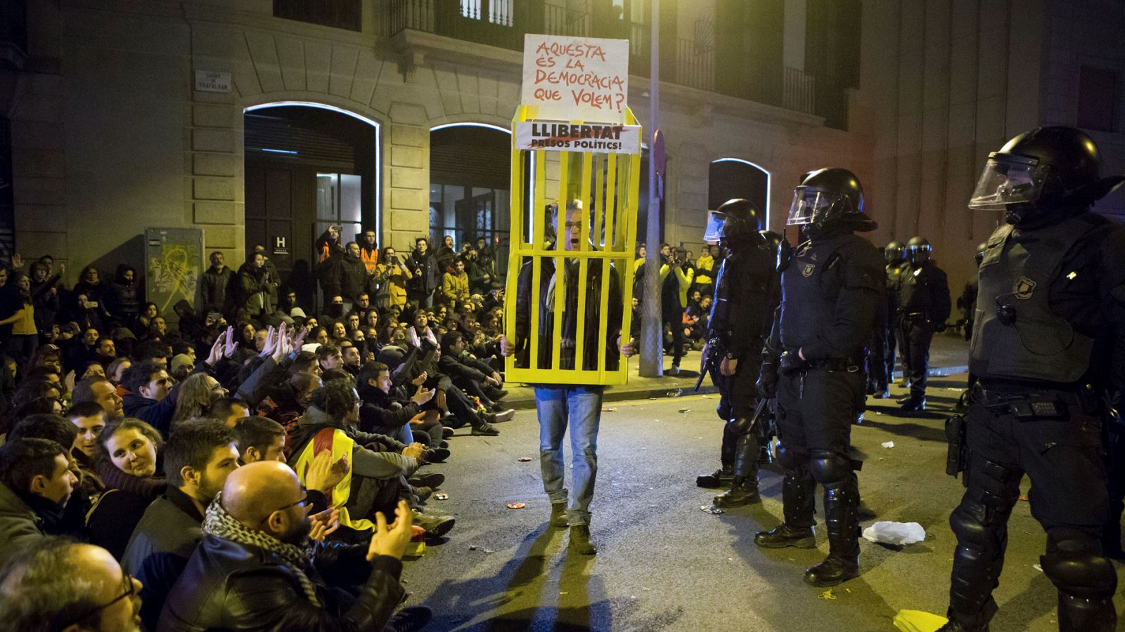 Cacerolada a las puertas del Palau por la llegada del rey, al que no ha recibido ninguna institución política catalana