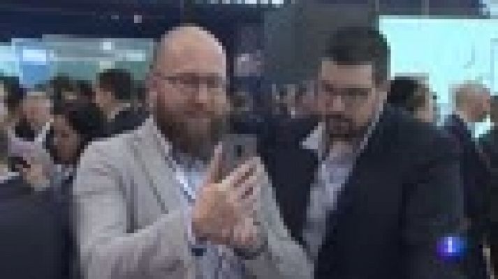 Telediario 1 - MWC: Avatares virtuales en móviles con supercámaras o con dos pantallas