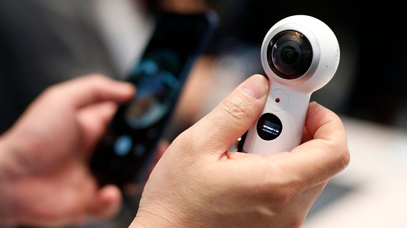 Traducción simultánea, dispositivos que se desbloquean con el iris o que cuentan calorías: así ha comenzado el MWC