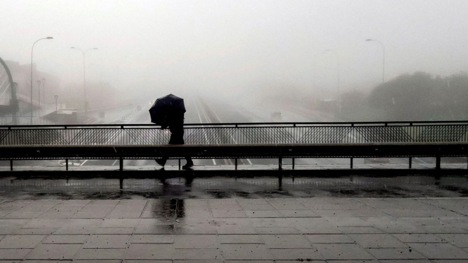 El tiempo: En el litoral de Galicia y en Canarias, vientos con rachas muy fuertes. Nevadas en Pirineos orientales, interior de Cataluña, y zonas de la Meseta Norte e interior Este peninsular. | RTVE Play