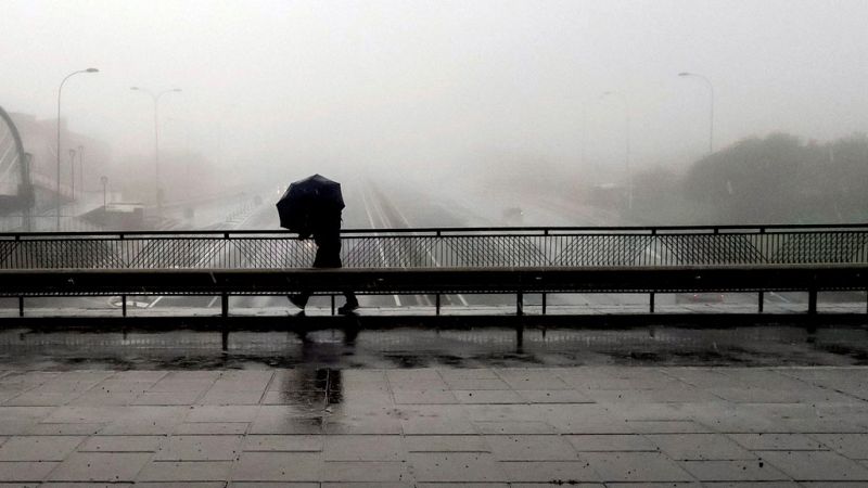 En el litoral de Galicia y en Canarias, vientos con rachas muy fuertes. Nevadas en Pirineos orientales, interior de Cataluña, y zonas de la Meseta Norte e interior Este peninsular.