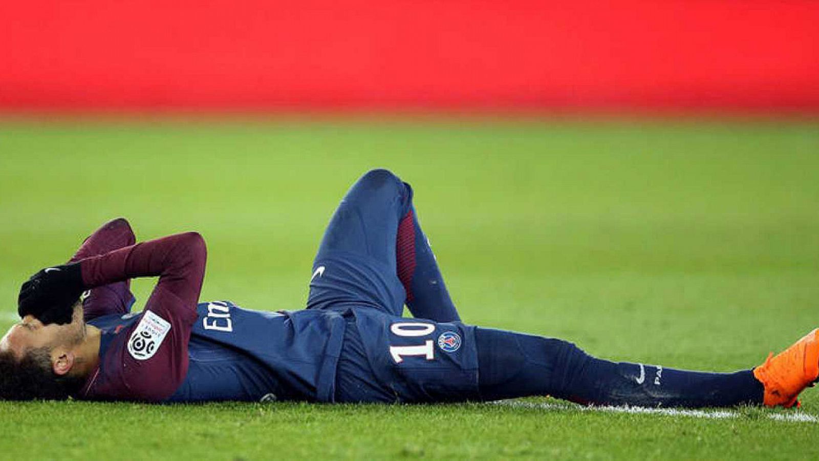 Neymar sufre un esguince y una fisura en el quinto metatarsiano derecho