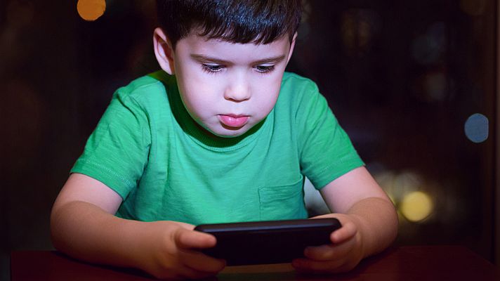 Telediario 1 - Enganchados al móvil desde los siete años