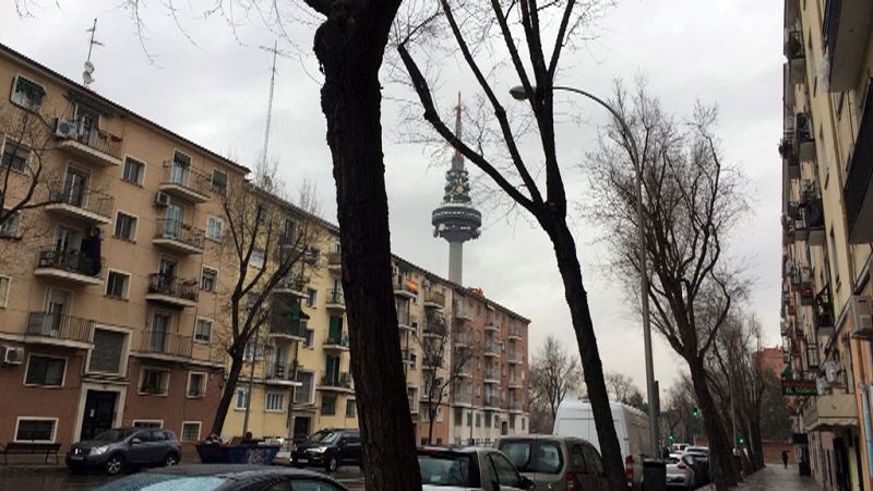 Cielos muy nubosos o cubiertos con precipitaciones fuertes en la mitad sur peninsular y nevadas en cotas muy bajas del norte