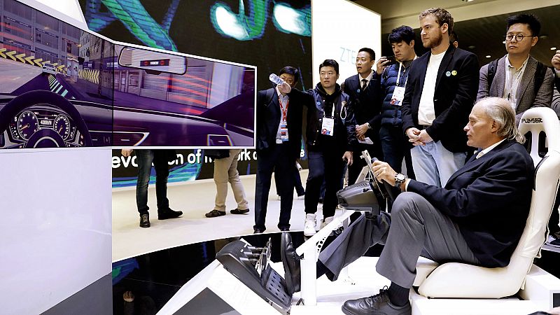 Coches electrnicos con inteligencia artificial, manejados con solo un clic