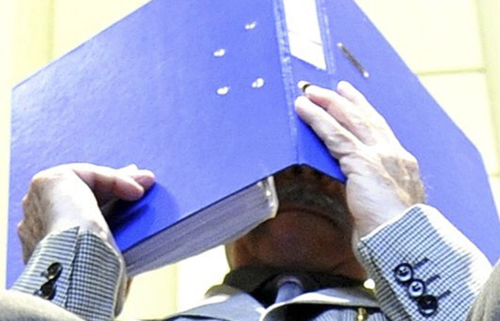 Le acusan de seis delitos, pero él sólo admite dos | Ver