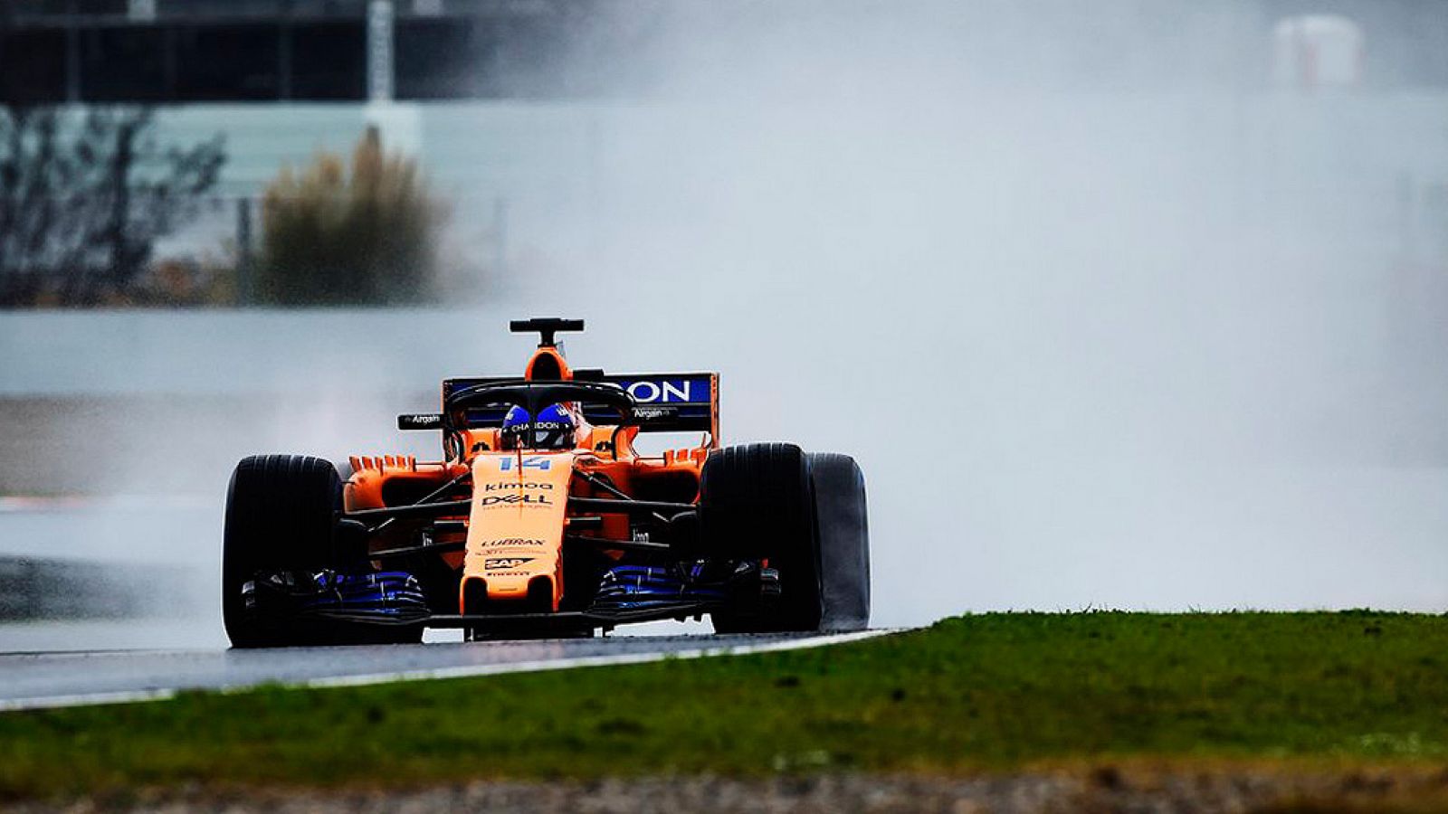 Fernando Alonso desafía al frío en Barcelona