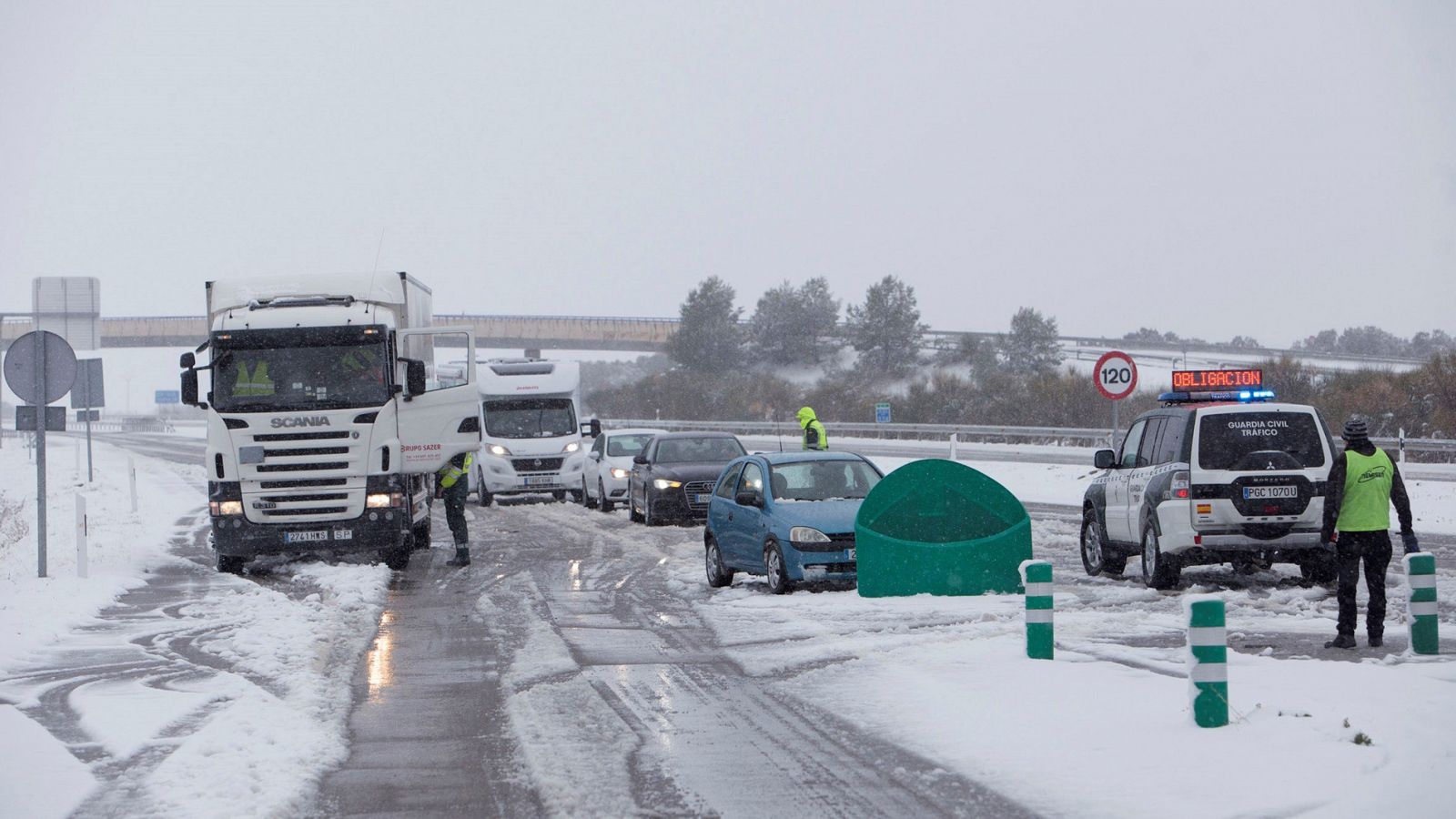 La nieve complica el tráfico y miles de alumnos se quedan sin ir a clase en el norte peninsular