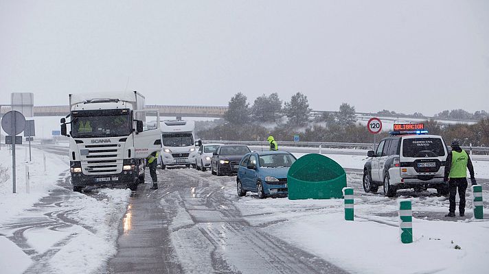 Telediario 1 - La nieve deja a miles de alumnos sin clase en el norte y el viento mantiene en alerta a Canarias