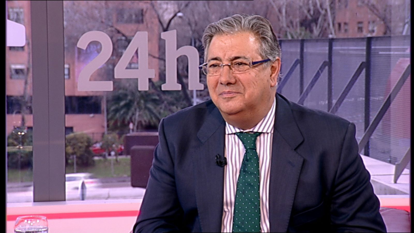 Telediario 1: Zoido: "Habrá una ley para impedir que la brecha salarial entre los cuerpos y fuerzas de seguridad vuelva a existir" | RTVE Play