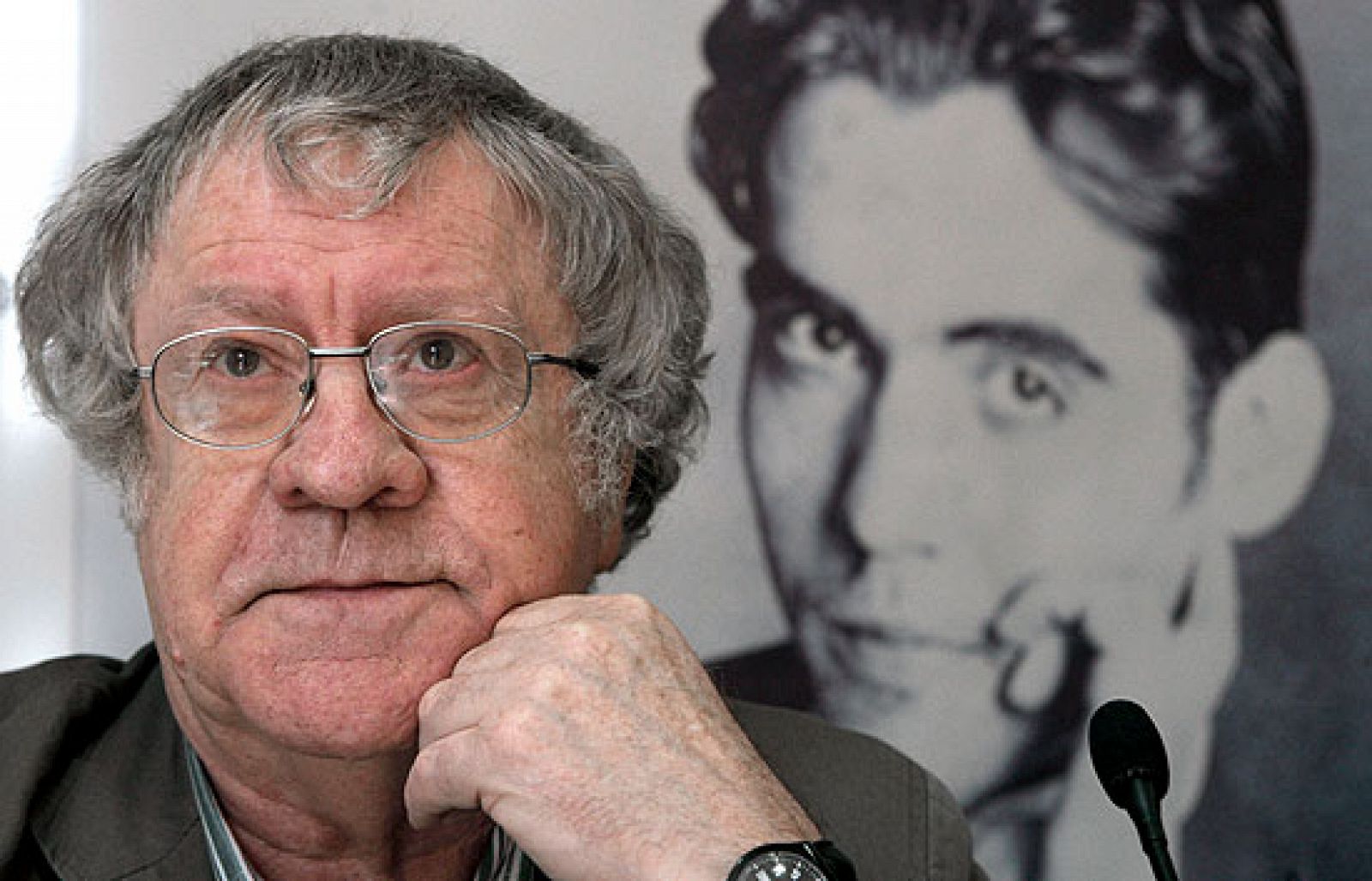 El hispanista irlandés Ian Gibson presenta 'Lorca y el mundo gay', un libro que retrata la homosexualidad y los "amores oscuros" del poeta granadino.