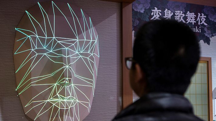 Telediario 1 - La tecnología llega a los supermercados chinos: desde espejos mágicos hasta pago por reconocimiento facial