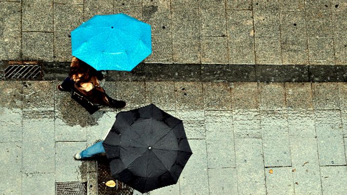 Precipitaciones localmente persistentes en amplias zonas del sur y oeste peninsular. Viento fuerte en Península y archipiélagos, principalmente en litorales y zonas altas