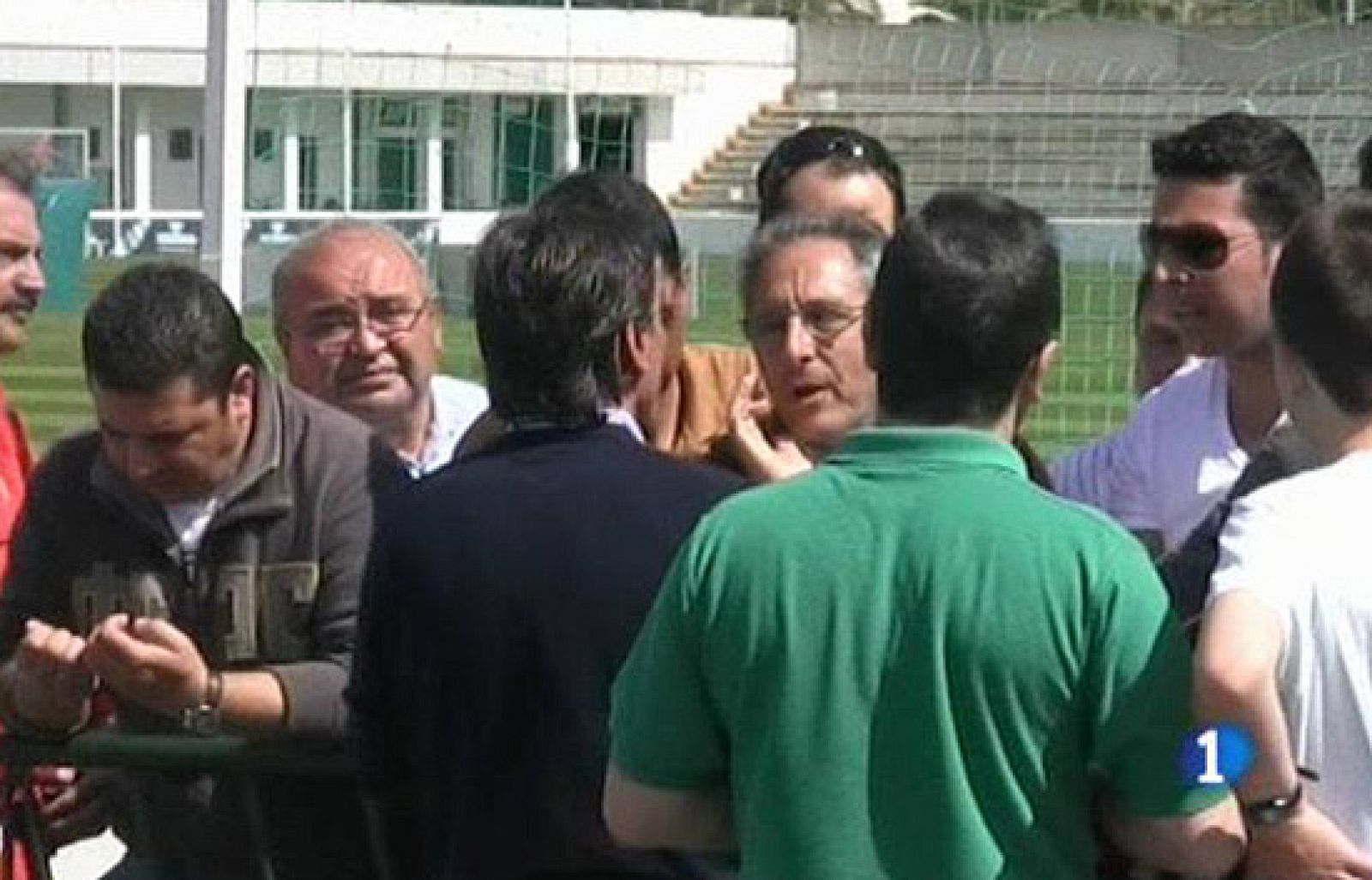 Paco Chaparro, el entrenador del Betis, ha tenido que mediar con los aficionados verdiblancos.