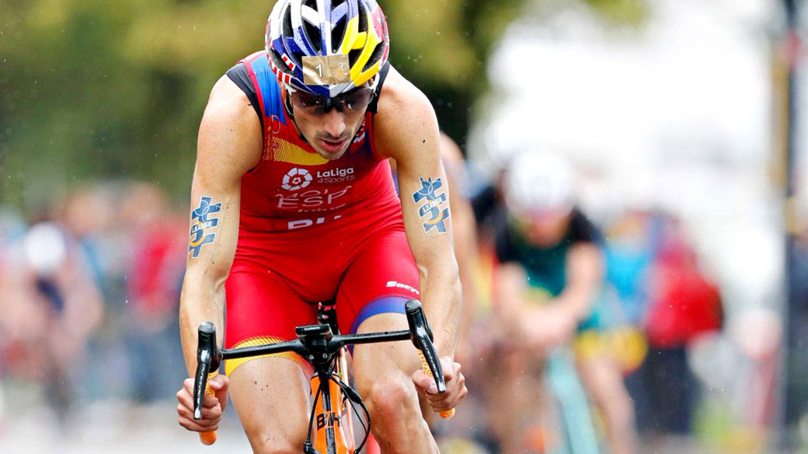 El español Mario Mola, vigente campeón de las Series Mundiales de triatlón, inició este viernes la defensa del título con un segundo puesto en la prueba disputada en Abu Dabi.