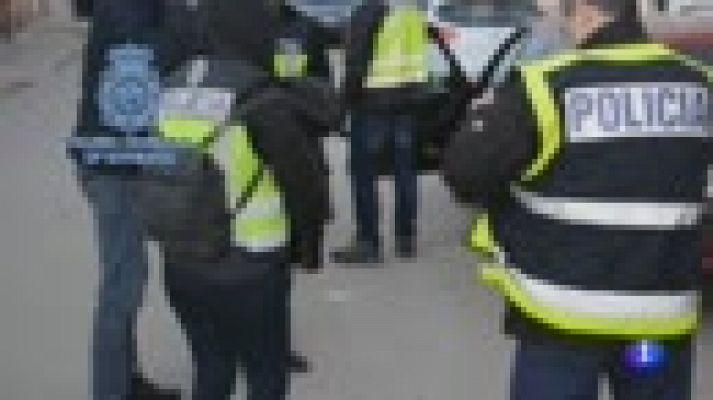 Telediario 1 - Liberadas dos menores que sufrieron abusos sexuales y fueron vendidas por su familia