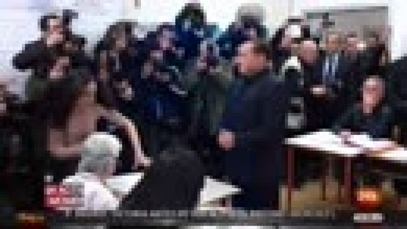 Una activista de Femen irrumpe durante la votacin de Berlusconi con el torso desnudo