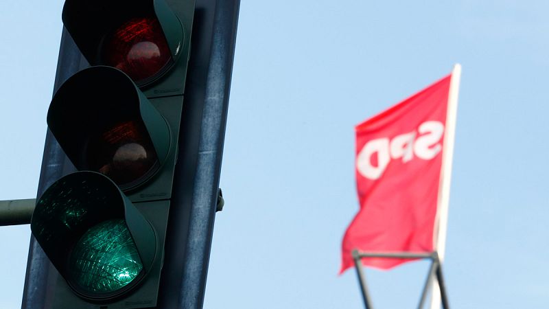 Los militantes del SPD aprueban la gran coalición con la CDU de Angela Merkel