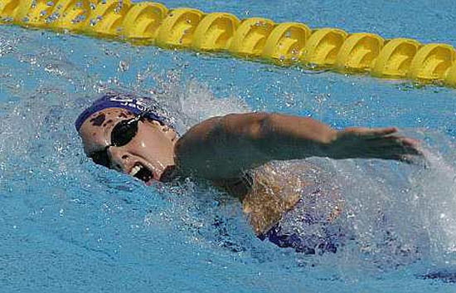 La nadadora inglesa Jo Jackson ha batido el récord del mundo en 400 metros libre durante los Campeonatos británicos de natación con un crono de 4:00.66, con el que ha rebajado en casi un segundo la marca hasta ahora ostentada por la italiana Federica Pellegrini. Por otro lado, la nadadora sueca Therese Alshammar se convirtió en la gran protagonista de los Campeonatos Australianos al batir el récord del mundo de los 50 mariposa y perderlo posteriormente por haber utilizado un bañador de dos piezas.