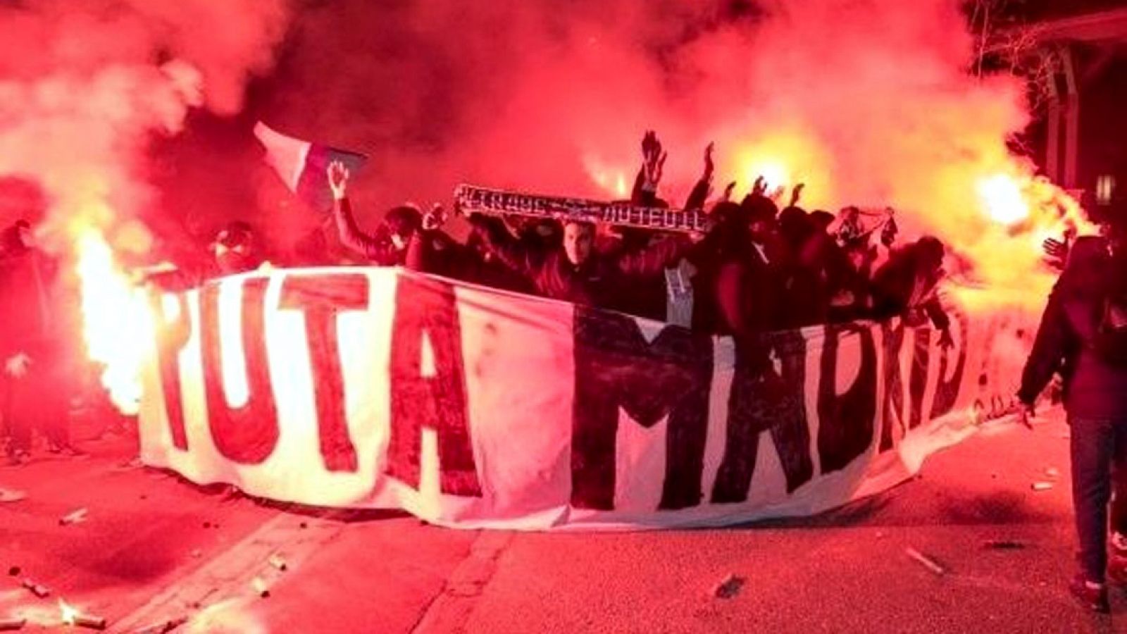 Dos ultras del París Saint-Germain fueron arrestados anoche frente al hotel de concentración del Real Madrid en París y multados por posesión de material pirotécnico, informaron este martes a Efe fuentes policiales.