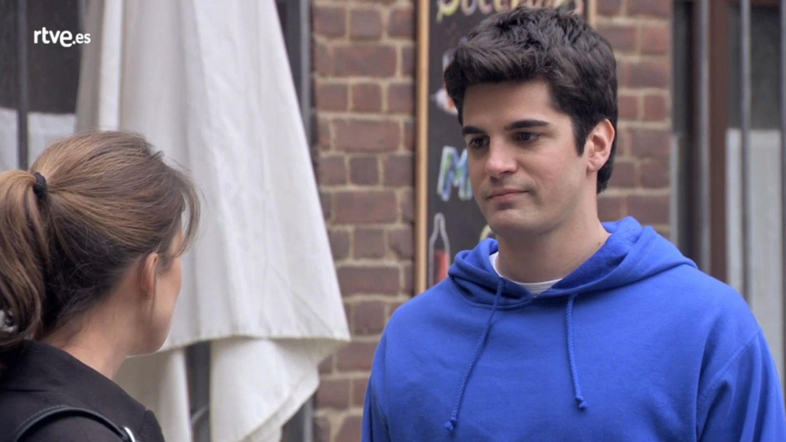 Alicia rechaza tomar algo con Julio