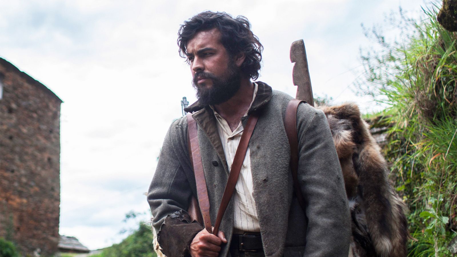 Dirigida por Samu Fuentes, Bajo la piel del lobo cuenta la historia de Martín (Mario Casas), un alimañero que vive en soledad en lo alto de una cordillera. Únicamente tiene contacto humano cuando llega el verano y baja a un pequeño pueblo donde le recompensan por los lobos que cazar. La presencia allí de dos hermanas (Ruth Díaz e Irene Escolar) le llevará a replantearse sus principios.