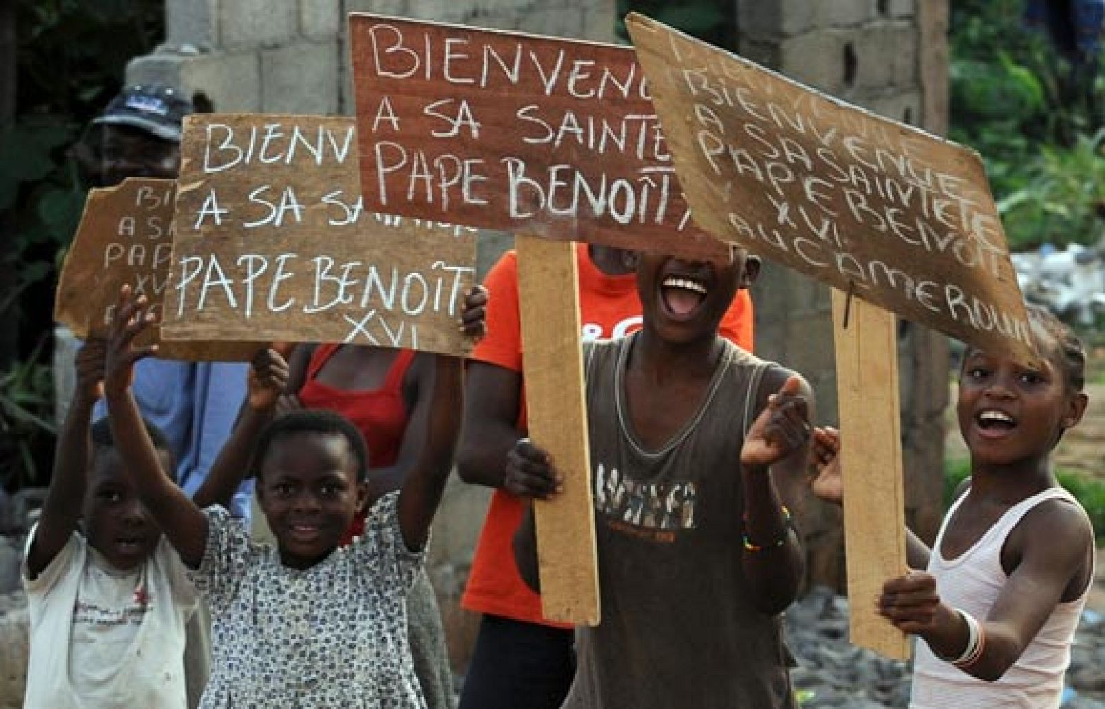 El Papa cree que el preservativo no es suficiente para frenar la expansión del Sida y que lo importante es cambiar la actitud moral.