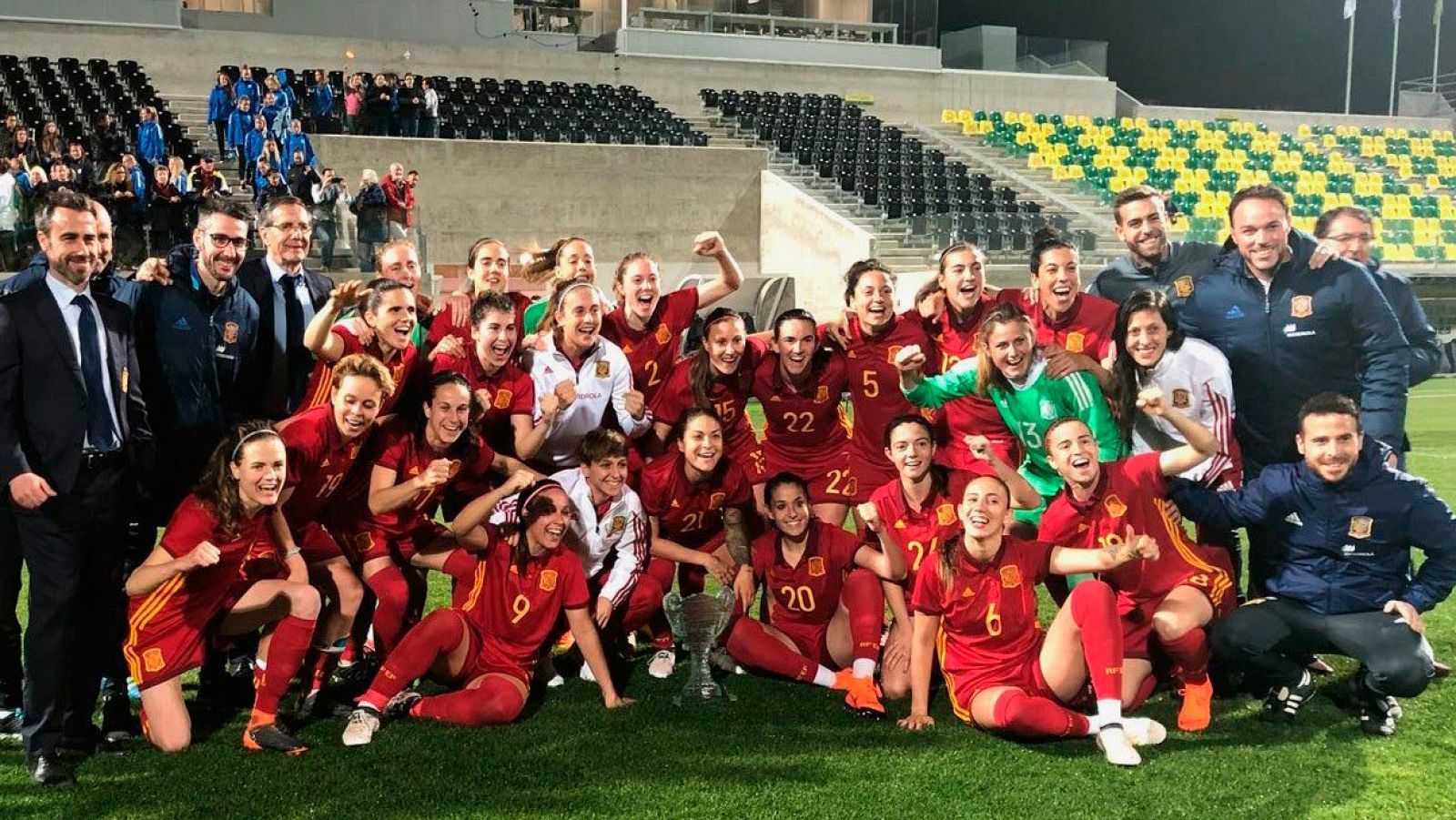 La selección española femenina regresa triunfal de Chipre | Ver