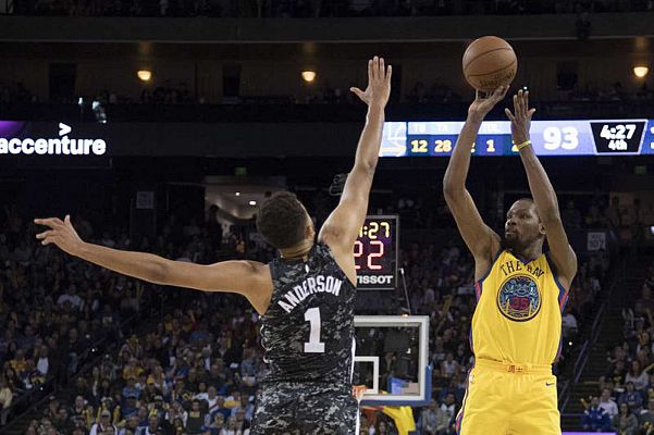 Durant surge como el líder ganador en una jornada de homenaje a la mujer