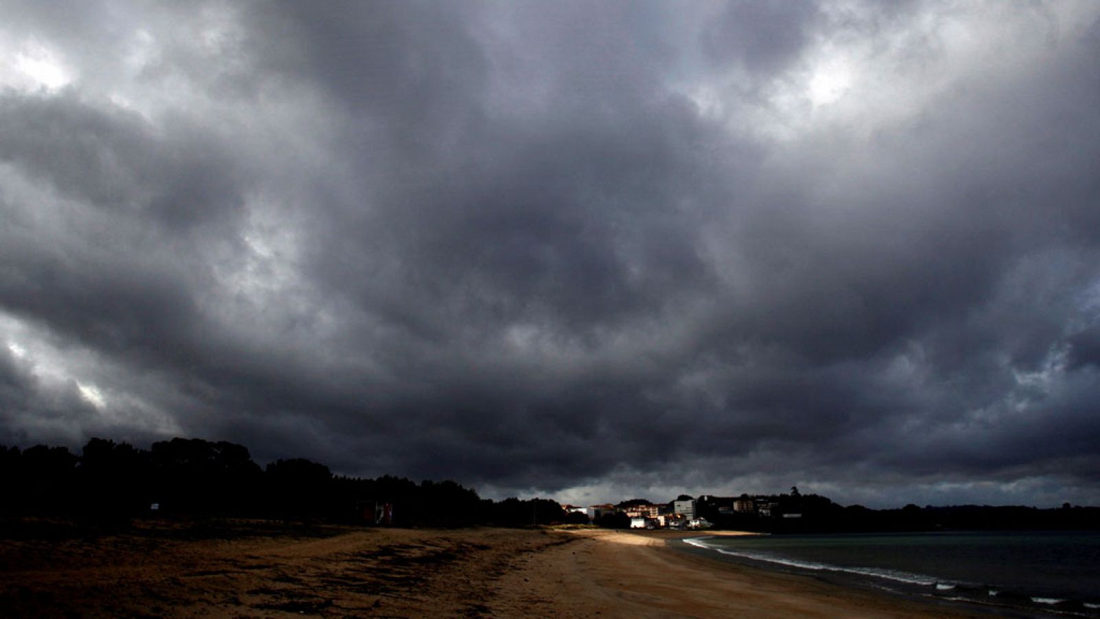 El tiempo: Precipitaciones localmente persistentes y/o fuertes en gran parte de la península | RTVE Play