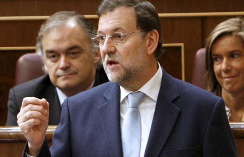 El líder de la oposición, Mariano Rajoy, ha dicho en la sesión de control en el Congreso de los Diputados que Zapatero está solo y que ya nadie confía en él. 