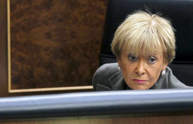 La vicepresidenta primera del Gobierno, María Teresa Fernández de la Vega, y la portavoz popular parlamentaria, Soraya Saénz de Santamaría, han mantenido un agrio cara a cara en el Congreso con reproches mutuos. 