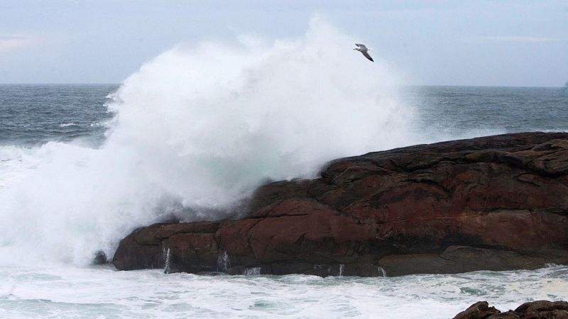 Viento intenso y lluvia en noroeste, y caída generalizada temperaturas