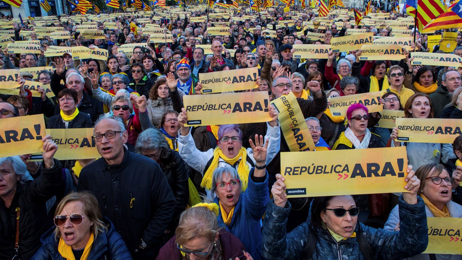 Telediario 1: 45.000 personas se manifiestan en Barcelona para exigir un Govern que "active la república" | RTVE Play