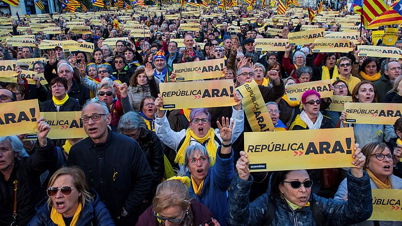 45.000 personas se manifiestan en Barcelona para exigir un Govern que "active la república"