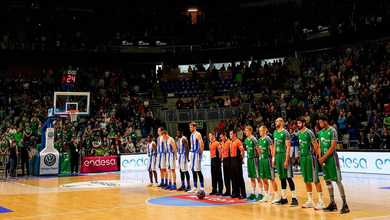 Emotivo minuto de silencio en el Martín Carpena de Málaga por Gabriel Cruz - Conexión tdp | Ver