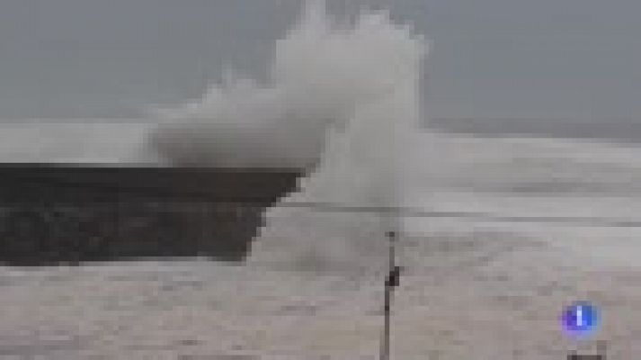 El litoral gallego se mantiene en alerta por olas de hasta ocho metros