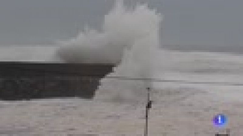 El litoral gallego se mantiene en alerta por olas de hasta ocho metros