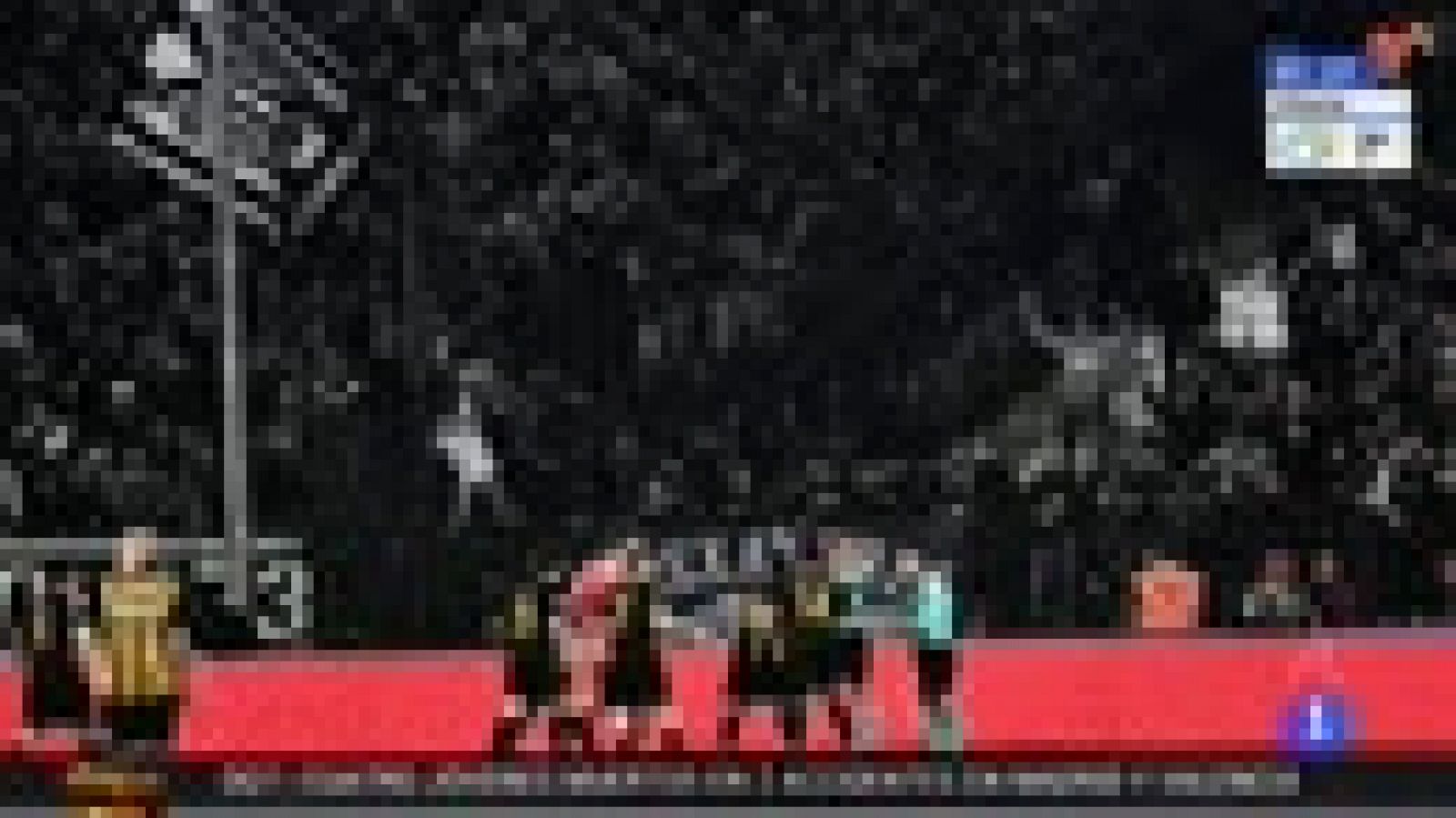 El presidente del Paok, armado con una pistola, encabeza la invasión de campo