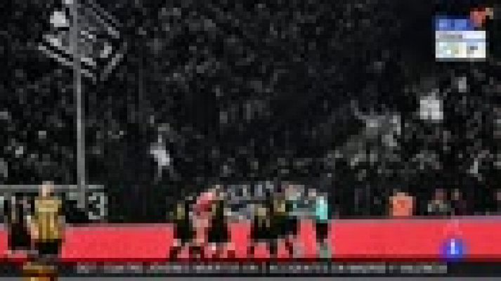 Telediario 1 - El presidente del Paok, armado con una pistola, encabeza la invasión de campo