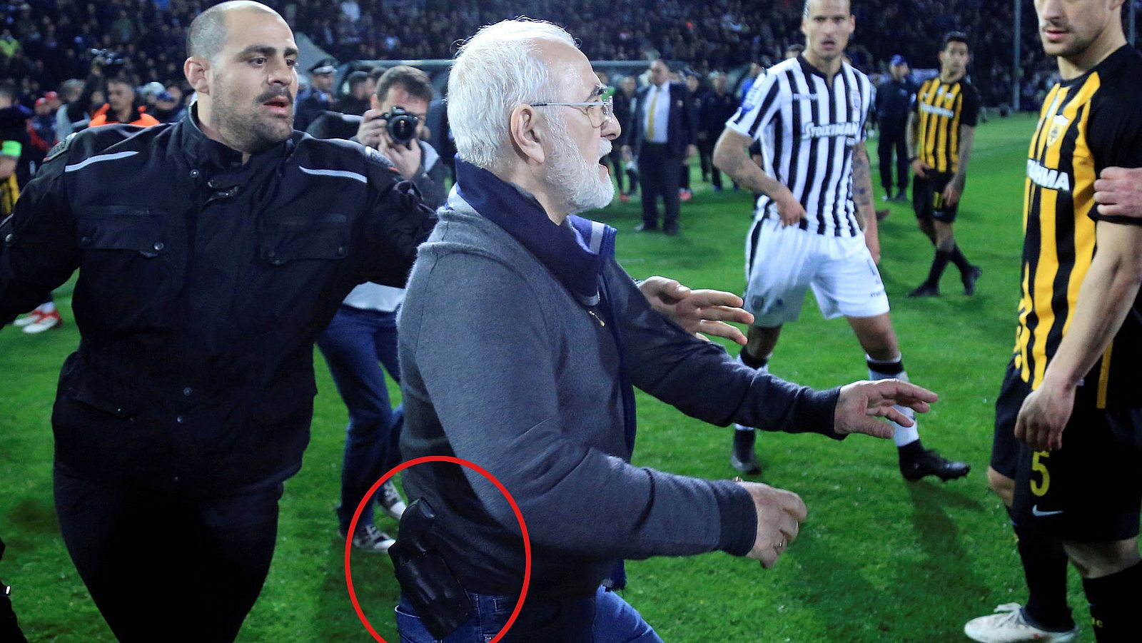 El presidente del Paok, armado con una pistola, encabeza la invasión de campo